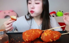 美国小姐姐吃拉丝热狗棒,美味诱惑引发全民热议！