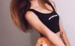 美国小姐姐吃拉丝热狗棒,美味诱惑引发全民热议！