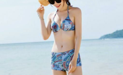 比基尼游泳衣女士在河边,比基尼泳衣女士展现夏日魅力