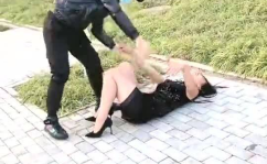 小姐姐双脚陷入水泥坑里,小姐姐双脚陷入困境，紧急救援展开