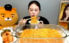 泰国美女和小姐姐吃拉面,美味邂逅