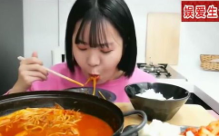 泰国美女和小姐姐吃拉面,美味邂逅